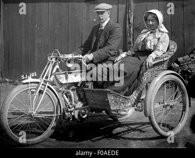 AJAXNETPHOTO - 1908 - 1914 (CA.) - EDWARDIAN MOTORRAD - MÖWE MIT WICKER KORB BEIWAGEN. FOTO: AJAX VINTAGE BILD BIBLIOTHEK REF: JB 80201 41 Stockfoto