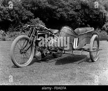 AJAXNETPHOTO - 1908-1914; 1911 (CA.) - EDWARDIAN MOTORRAD - ZENITH MIT WICKER KORB BEIWAGEN. FOTO: AJAX VINTAGE BILD BIBLIOTHEK REF: JB 2 80201 47 Stockfoto