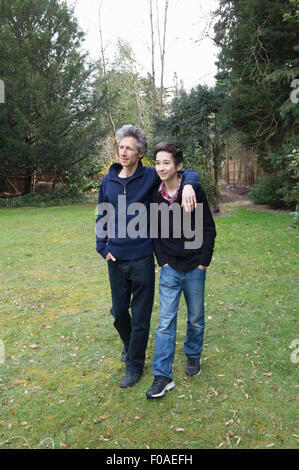 Reifer Mann und Sohn im Teenageralter zu Fuß im Garten Stockfoto