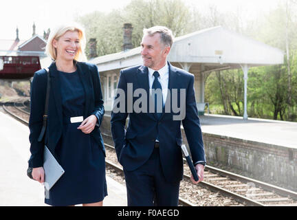 Geschäftsmann und Frau am Bahnsteig Stockfoto