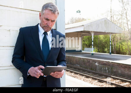 Geschäftsmann mit digital-Tablette auf Bahnsteig Stockfoto