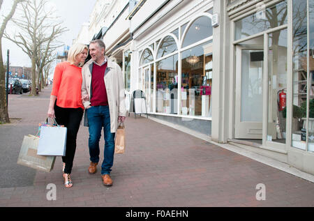 Paar, tragen, shopping auf der Dorfstraße Stockfoto