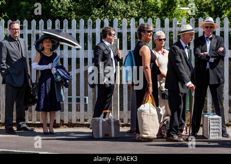 Opera-Fans warten Lewes Haltestelle für den Shuttlebus zum mitnehmen zum nahe gelegenen Glyndebourne Opera House, Lewes, Sussex, UK Stockfoto