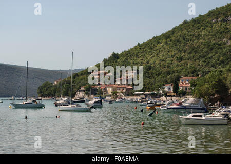 Trget, Istrien, Kroatien. Ein ruhiger kleiner Hafen an der Ostküste der Halbinsel Istrien Stockfoto