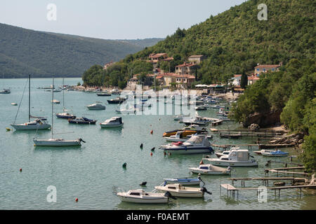 Trget, Istrien, Kroatien. Ein ruhiger kleiner Hafen an der Ostküste der Halbinsel Istrien Stockfoto