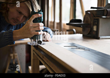 Mann arbeitet in Ski machen workshop Stockfoto