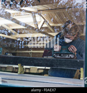 Mann arbeitet in Ski machen workshop Stockfoto