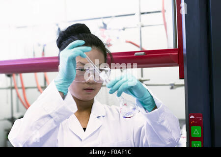 Wissenschaftlerin mit Pipette und volumetrischer Kolben im Labor Stockfoto