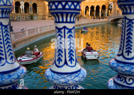 Boote in Plaza de España, Maria Luisa Park, Sevilla, Andalusien, Spanien Stockfoto