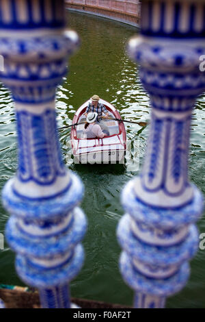 Boot in Plaza de España, Maria Luisa Park, Sevilla, Andalusien, Spanien Stockfoto