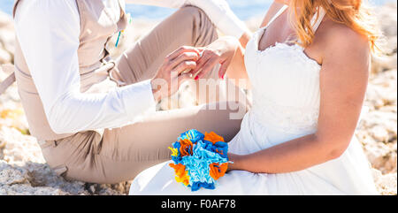 Mann, der am goldenen Ring in eine Frau finger Stockfoto