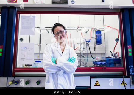 Porträt der jungen Wissenschaftlerin vor Abzug im Labor Stockfoto