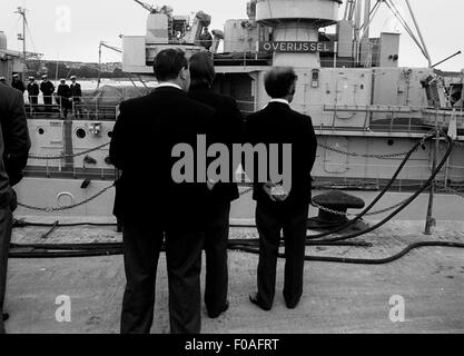 AJAXNETPHOTO. 16. August 1979. PLYMOUTH, ENGLAND. -FASTNET END - BESTATTER WARTEN AUF DEM DOCKSIDE AS DIE NIEDERLÄNDISCHEN MARINE FREGATTE OVERIJSSEL IN DEVONPORT MIT OPFERN UND ÜBERLEBENDEN AUS DAS SCHLIMMSTE KAM JEMALS TRAGÖDIE IN YACHT RACING. FOTO: JONATHAN EASTLAND/AJAX. REF: 791608 1 4 Stockfoto