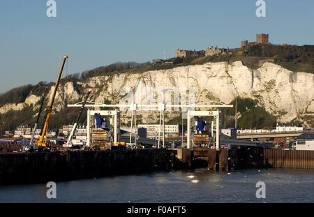 AJAXNETPHOTO. 2009. DOVER, ENGLAND. -CROSS-CHANNEL-PORT - STRAßENGÜTERVERKEHR und Auto Laderampen mit CLIFF und CASTLE RISING hinter Foto: JONATHAN EASTLAND/AJAX-Ref: 92212 3070 Stockfoto