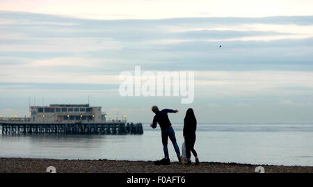 AJAXNETPHOTO. 2012. WORTHING, ENGLAND. -NEBEN DEM MEER - PAAR GENIEßEN SIE EINEN RUHIGEN ABEND AUF DEM STRAND FOTO: JONATHAN EASTLAND/AJAX REF: 120511 131 Stockfoto