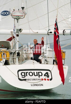 AJAX-NEWS-FOTOS - 1994. SOLENT, ENGLAND. -REISE ENDE - MIKE GOLDING ON GRUPPE 4 AUS DER ISLE OF WIGHT AM ENDE SEINER WELTREISE.  Foto: JONATHAN EASTLAND/AJAX REF: tc 6075 22 34. Stockfoto