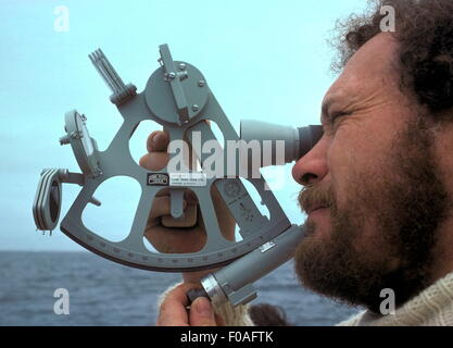 AJAXNETPHOTO - 1973. AUF HOHER SEE, KANAL. -RUND UM DIE WELT SOLO SEGLER, ROBIN KNOX JOHNSTON. FOTO: JONATHAN EASTLAND/AJAX REF: HDD PEO KNOX JOHNSTON Stockfoto