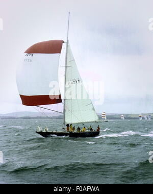 AJAXNETPHOTO - AUGUST 1971. SOLENT, ENGLAND. -ADMIRALS CUP 1971 - FRANZÖSISCHE EINTRAGUNG PEN DUICK III KONKURRIERT IN STÜRMISCHEN INSHORE RACE IM WESTLICHEN SOLENT.  FOTO: JONATHAN EASTLAND/AJAX REF: PEN DUICK III 1971 Stockfoto