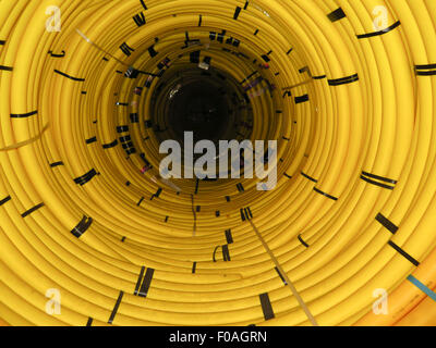 Spule aus gelben Kunststoff-Rohr, abstraktes Muster erstellen Stockfoto