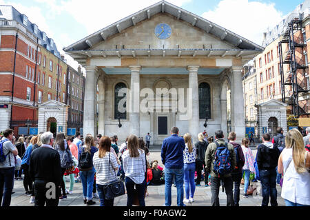 Publikum beobachten Entertainer in Covent Garden Market, Covent Garden, City of Westminster, London, England, Vereinigtes Königreich Stockfoto