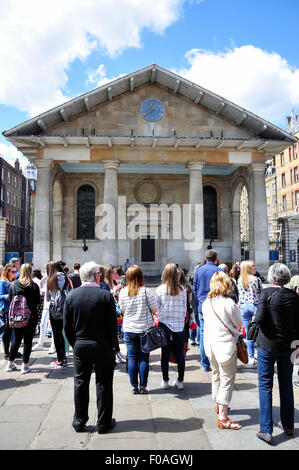 Publikum beobachten Entertainer in Covent Garden Market, Covent Garden, City of Westminster, London, England, Vereinigtes Königreich Stockfoto