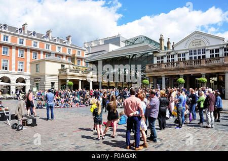 Publikum beobachten Entertainer in Covent Garden Market, Covent Garden, City of Westminster, London, England, Vereinigtes Königreich Stockfoto