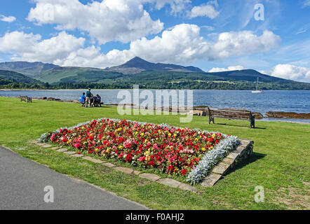 Die Strandpromenade von Brodick in Arran Schottland mit Blume Bett Tourissts und Bergziege fiel Zentrum Stockfoto