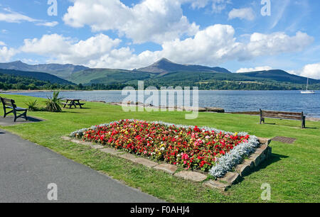 Die Strandpromenade von Brodick in Arran Schottland mit Blumenbeet und Bergziege fiel Zentrum Stockfoto