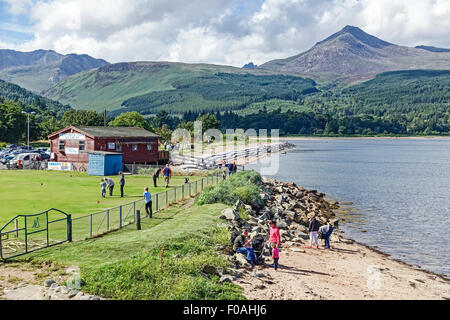 Die Strandpromenade von Brodick in Arran Schottland mit Mini-Golf und Mountain Goat Fell. Stockfoto