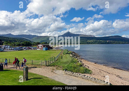 Die Strandpromenade von Brodick in Arran Schottland mit Mini-Golf und Mountain Goat Fell. Stockfoto