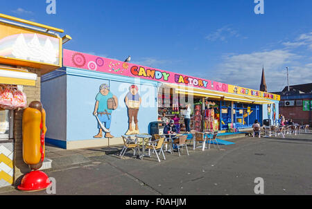 Unterhaltung und Erfrischungen am Strand am Hafen entlang von Largs North Ayrshire, Schottland Stockfoto