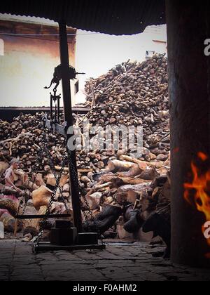 Holz-Shop für Feuerbestattung verbrennen, Varanasi, Indien Stockfoto