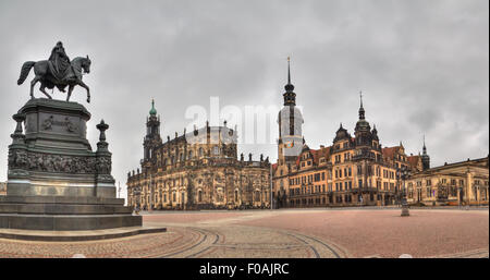 Denkmal für König Johann von Sachsen, katholische Kirche und Dresdner Residenzschloss, Dresden, Deutschland Stockfoto