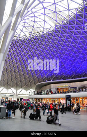 Innenraum der London Kings Cross Railway station, Kings Cross, London Borough of Camden, London, England, Vereinigtes Königreich Stockfoto