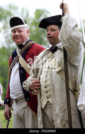 Kontinentale Armeesoldaten im Unabhängigkeitskrieg Nachstellung bei Hollow Jockey in Morristown National Historical Park New Jersey USA Stockfoto