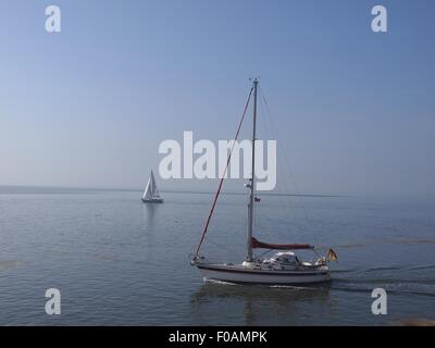 Segelboot im Meer auf Spiekeroog, Niedersachsen, Deutschland Stockfoto