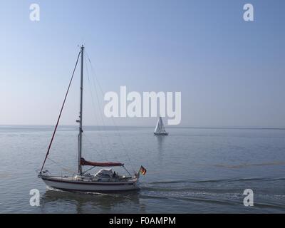 Segelboot im Meer auf Spiekeroog, Niedersachsen, Deutschland Stockfoto