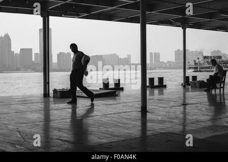 Wuhan, Hubei, CHN. 23. Juni 2015. Wuhan, CHINA - 23. Juni 2015: (Nur zur redaktionellen Verwendung. CHINA OUTï¼‰Bridges und Tunnel werden heutzutage mehr und mehr universal, aber es ist immer noch eine unersetzliche Erfahrung mit Fähren über den Fluss kommen. Es ist auch eine Chance, vom Lärm der Stadt zu entkommen. Diese Fotos aufzeichnen Volkspartei-Status auf den Fähren in Wuhan. © SIPA Asien/ZUMA Draht/Alamy Live-Nachrichten Stockfoto