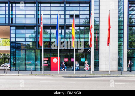 Berlin Willy-Brandt-Haus außen, Willy-Brandt-Haus-SPD-Büros, moderne Kalkstein und Glasbau in Kreuzberg Stockfoto
