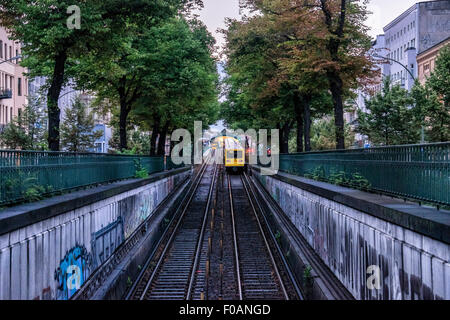 Berliner U-Bahn Untergrund Schienennetz - U-Bahn-Zug Station Eberswalder Straße eingeben Stockfoto