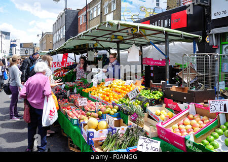 Obst und Gemüse Stall Kapelle Markt, Islington, London Borough of Islington, London, England, Vereinigtes Königreich Stockfoto