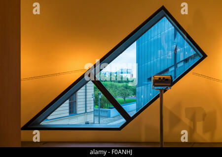 Jüdisches Museum Jüdisches Museum Berlin Innenraum - ungewöhnliche eckige Fenster und Blick auf Garten Stockfoto