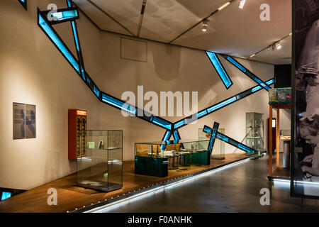 Jüdisches Museum Jüdisches Museum Berlin Innenraum - Vitrinen und eckige Fensterbänder Stockfoto