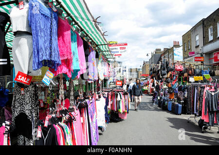 Kleidung Ständen in Kapelle Markt, Islington, London Borough of Islington, London, England, Vereinigtes Königreich Stockfoto