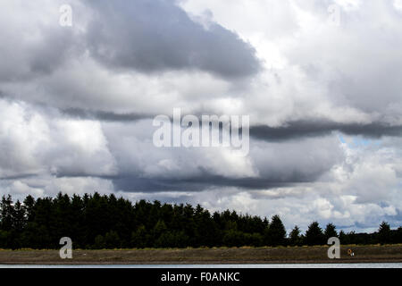 Dundee, Tayside, Scotland, UK, 11. August 2015. Wetter: Ein heller Tag mit wenig Sonnenschein manchmal, aber auch ein paar leichte Schauer über die Hügel zunächst mit leichter oder mäßiger Westwind. Maximale Temperatur 19° C. Morgen Regenwolken Brauen quer durch die Stadt Sidlaw Hills und Dundee als Gewitter im Laufe des Tages bedrohen. Bildnachweis: Dundee Photographics / Alamy Live News Stockfoto