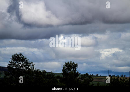 Dundee, Tayside, Scotland, UK, 11. August 2015. Wetter: Ein heller Tag mit wenig Sonnenschein manchmal, aber auch ein paar leichte Schauer über die Hügel zunächst mit leichter oder mäßiger Westwind. Maximale Temperatur 19° C. Morgen Regenwolken Brauen quer durch die Stadt Sidlaw Hills und Dundee als Gewitter im Laufe des Tages bedrohen. Bildnachweis: Dundee Photographics / Alamy Live News Stockfoto