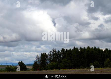 Dundee, Tayside, Scotland, UK, 11. August 2015. Wetter: Ein heller Tag mit wenig Sonnenschein manchmal, aber auch ein paar leichte Schauer über die Hügel zunächst mit leichter oder mäßiger Westwind. Maximale Temperatur 19° C. Morgen Regenwolken Brauen quer durch die Stadt Sidlaw Hills und Dundee als Gewitter im Laufe des Tages bedrohen. Bildnachweis: Dundee Photographics / Alamy Live News Stockfoto