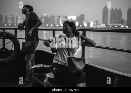 Wuhan, Hubei, CHN. 23. Juni 2015. Wuhan, CHINA - 23. Juni 2015: (Nur zur redaktionellen Verwendung. CHINA OUTï¼‰Bridges und Tunnel werden heutzutage mehr und mehr universal, aber es ist immer noch eine unersetzliche Erfahrung mit Fähren über den Fluss kommen. Es ist auch eine Chance, vom Lärm der Stadt zu entkommen. Diese Fotos aufzeichnen Volkspartei-Status auf den Fähren in Wuhan. © SIPA Asien/ZUMA Draht/Alamy Live-Nachrichten Stockfoto