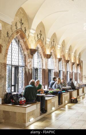 Leute sitzen im gotischen Kreuzgang mit Café im Augustiner Museum, Freiburg, Deutschland Stockfoto