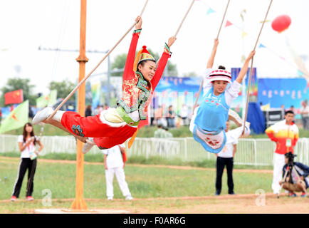 Ordos, Chinas autonomen Region Innere Mongolei. 11. August 2015. Athleten aus Nordchinas Provinz Hebei führen Schaukel während der 10. nationalen traditionellen Spiele der ethnischen Minderheiten Chinas in Ordos, Nord-China autonomen Region Innere Mongolei, 11. August 2015. Bildnachweis: Guo Yong/Xinhua/Alamy Live-Nachrichten Stockfoto